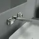 Wandmontierte Waschtischarmatur in Silber mit eckigen Rosetten von Ideal Standard, ausgestattet mit einem flachen Wasserhahn und zwei Bedienelementen.